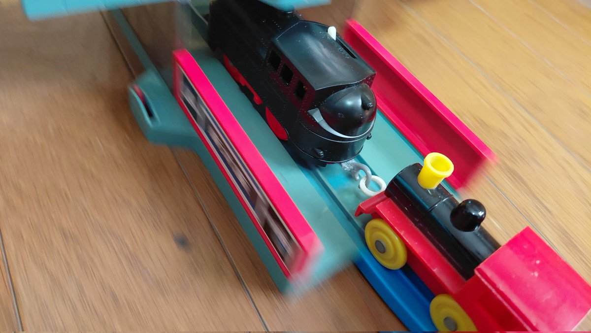 本物の落札を機に復刻版電動プラ汽車はプラスチック汽車牽引機にした
連結間隔が長くて持て余していたリアクラのカプラーを加工したものに換装しただけ