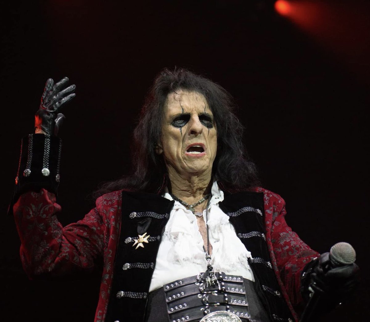 Happy Birthday to <a href="/alicecooper/">Alice Cooper</a> the man who turned performance into an art form.
Truly an honor to photograph an icon doing what he does best.

#AliceCooper #RockLegend #ShockRock #RockHistory #LiveMusic #StageIcons