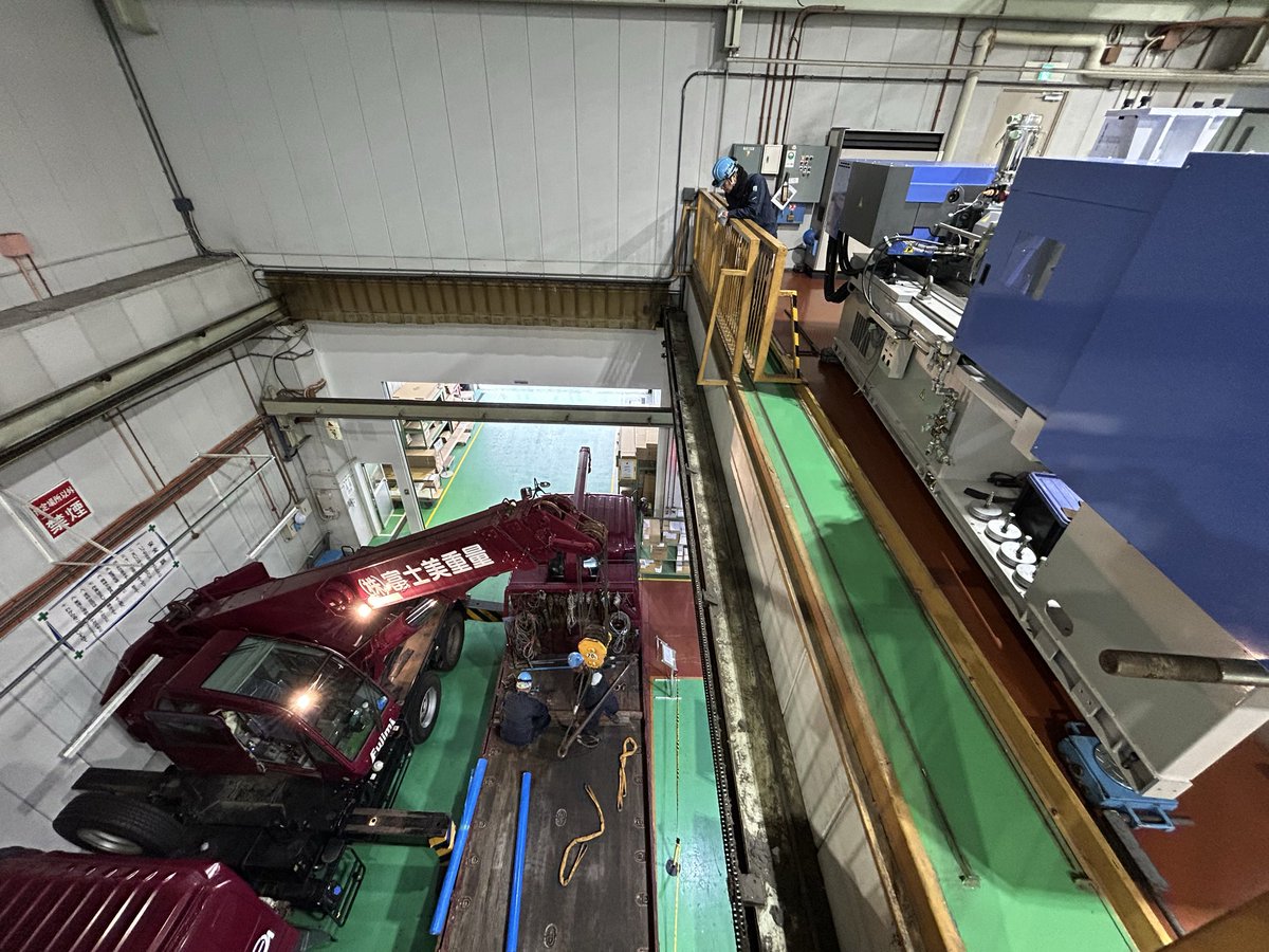 eins1_jp's tweet image. スター精機 本社工場の成形機を移動しますー🏗️

重そー😓

#アインツ #eins #ロボット #ハンド #パーツ #チャック板 #スター精機 #成形機 #クレーン #移動 #重そー