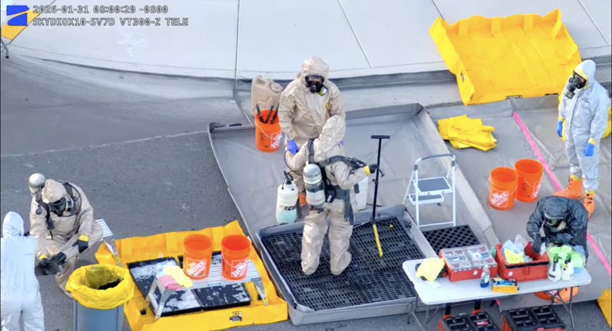 Jhonffonseca's tweet image. 🇺🇸🇨🇳 ¡ALERTA MÁXIMA EN ESTADOS UNIDOS!

¡OTRO LABORATORIO CLANDESTINO CHINO DESCUBIERTO EN LAS VEGAS!

El FBI y la policía de Las Vegas irrumpieron en una vivienda y hallaron un laboratorio biológico ilegal operado por ciudadanos chinos.

Dentro encontraron:
- Más de 1.000…