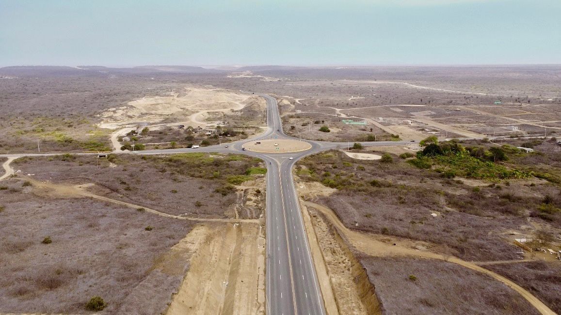 RobertoLuqueN's tweet image. 🚧 Hablemos de obras 👷 

📍 En Santa Elena, con un aporte estatal de USD 16.7 millones, ejecutamos el Paso Lateral de Santa Elena – Salinas, en los tramos 1 y 2, una obra estratégica que impulsa el comercio y el turismo en la provincia. 

🛣️ Hoy, esta infraestructura vial de…