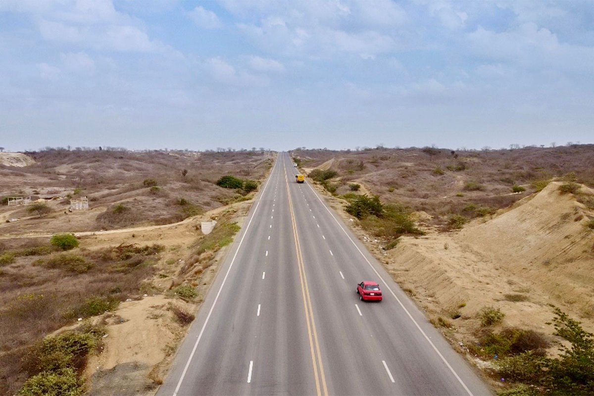 RobertoLuqueN's tweet image. 🚧 Hablemos de obras 👷 

📍 En Santa Elena, con un aporte estatal de USD 16.7 millones, ejecutamos el Paso Lateral de Santa Elena – Salinas, en los tramos 1 y 2, una obra estratégica que impulsa el comercio y el turismo en la provincia. 

🛣️ Hoy, esta infraestructura vial de…