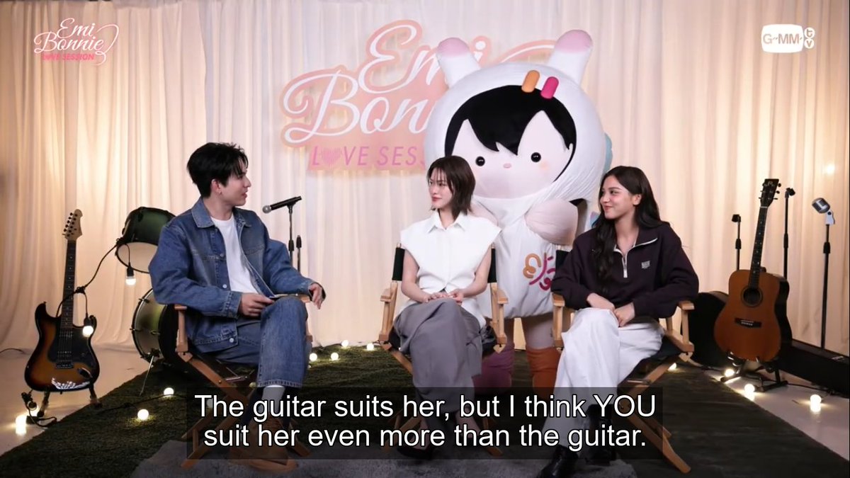 SundazeQG's tweet image. Leo to Mimi: The guitar suits her, but I think you suit her even more than the guitar. 
Nini pointing at Any: Wait, there are kids listening! 

She's so unserious! 😂

LOVESESSION PRESS TOUR
#EmiBonnieLoveSessionPressTour
#EmiBonnie