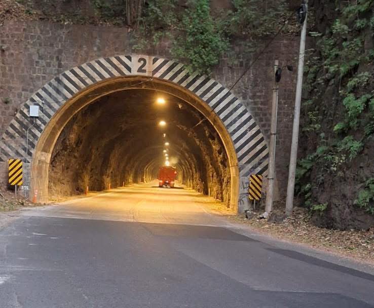 SivarNewsSV's tweet photo. 💡 ILUMINAN POR COMPLETO LOS TÚNELES RUMBO AL PUERTO DE LA LIBERTAD

🚧 Los túneles 2, 3 y 4 de la carretera al Litoral, en el tramo hacia el Puerto de La Libertad, ya cuentan con iluminación total, confirmó el Ministro de @ObrasPublicasSV, @RomeoHerrera1. 

🌙 Con el sistema encendido, las autoridades buscan mejorar la seguridad vial, sobre todo durante la noche y en condiciones de baja visibilidad.

🚗 Esta intervención forma parte de las mejoras continuas en una de las rutas más transitadas hacia la zona costera del país, utilizada a diario por miles de conductores.