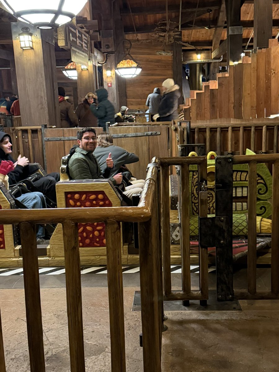 WestimusPrime's tweet photo. Bonus: here’s me riding Hiccups Wing Gliders for a second time in a row in the freezing cold https://t.co/U9RrVz3MJK
