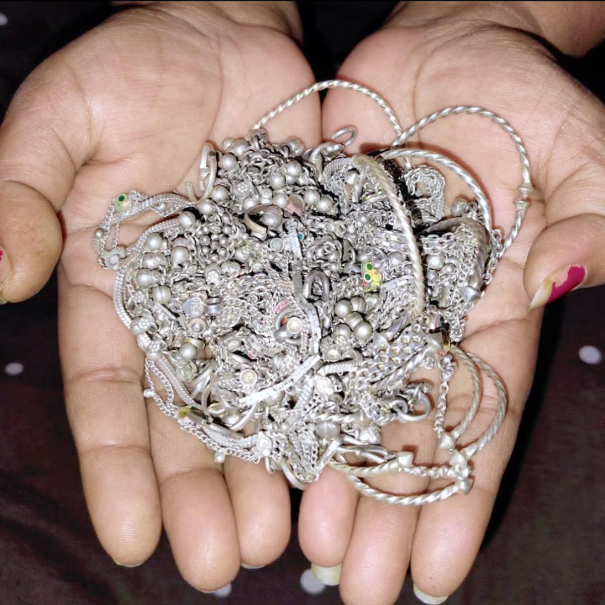 जब चांदी की कीमत 4 लाख रुपए किलो तक चली गई थी, तो मम्मी ने सोचा कि घर रखें ये अपने टूटे फूटे बेकार पड़े ये चांदी के जेवर बेच देती हूं।

लेकिन हैरानी की बात ये रही कि चांदी इतनी महंगी होने के बावजूद भी किसी सुनार ने इस चांदी को खरीदने में रुचि नहीं दिखाई, बस उस समय सब दुकानदार