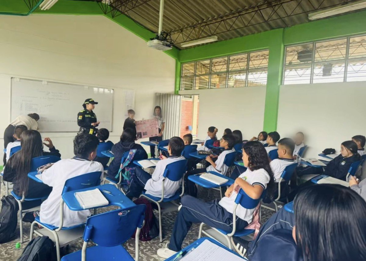 En La Celia, Risaralda, promovemos la convivencia escolar a través de campañas de prevención: consumo de sustancias, resolución pacífica de conflictos y prevención de la violencia intrafamiliar. 💙📚🤝 <a href="/ProteccionPonal/">Policía de Protección y Servicios Especiales</a>