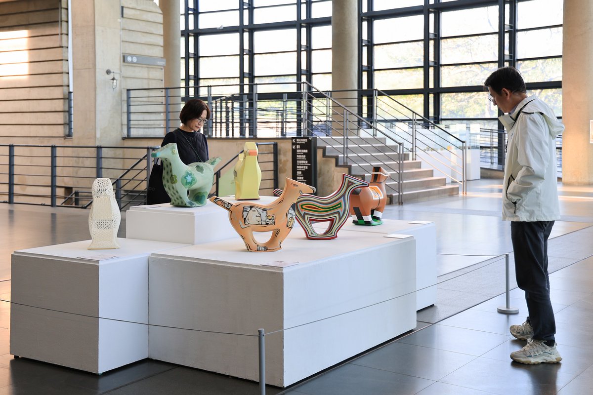 NewTaipeiGov's tweet photo. Creativity gallops into the #NewTaipeiCity #Yingge Ceramics Museum.🧑‍🎨 More than 600 ceramic paintings of #horses by students showcase hometown charm and local culture through colorful imagination. 🐴On view until March 22. https://t.co/7OTScILA9X