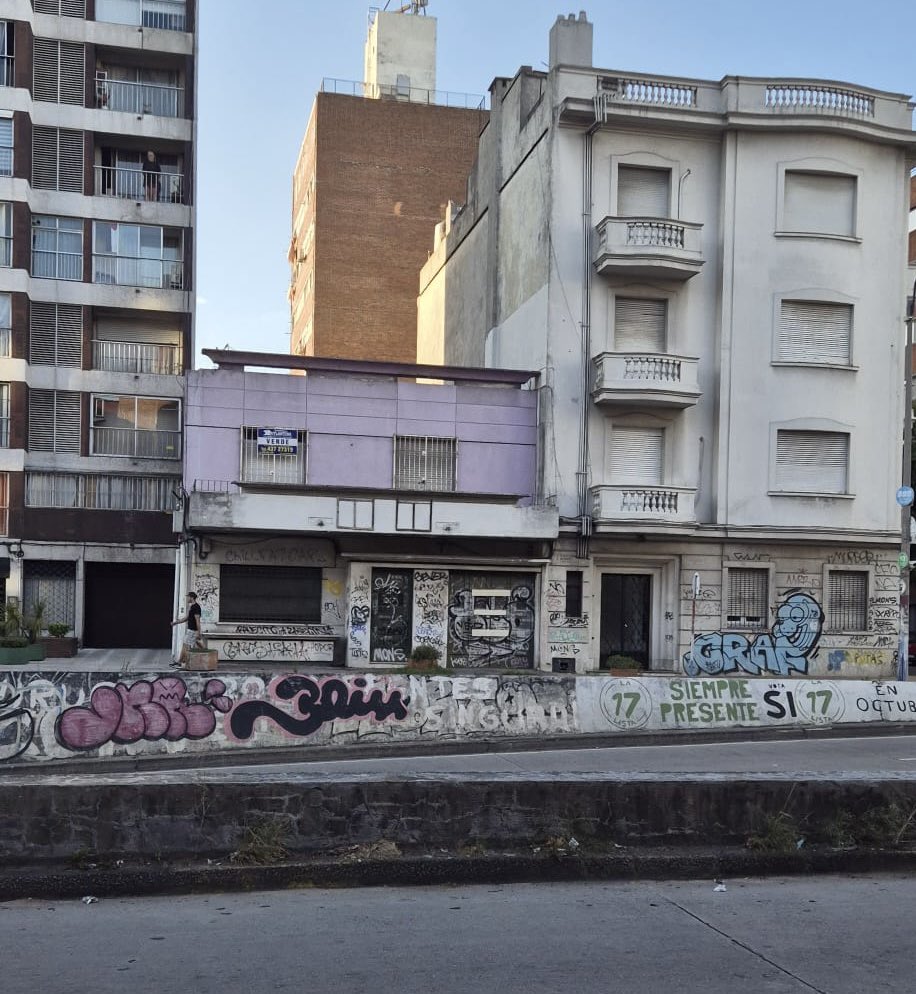 Estos villeros de mierda no pueden ver un edificio sin rayar, mirá esa mugre