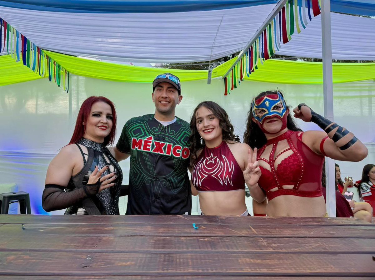 Siluetacmll's tweet photo. 🔥Unas fotos de ayer en el “FAN FEST” de la @Seriecaribe en Guadalajara ⚾️

#CMLL #AmazonasCMLL https://t.co/oFjApEFirc