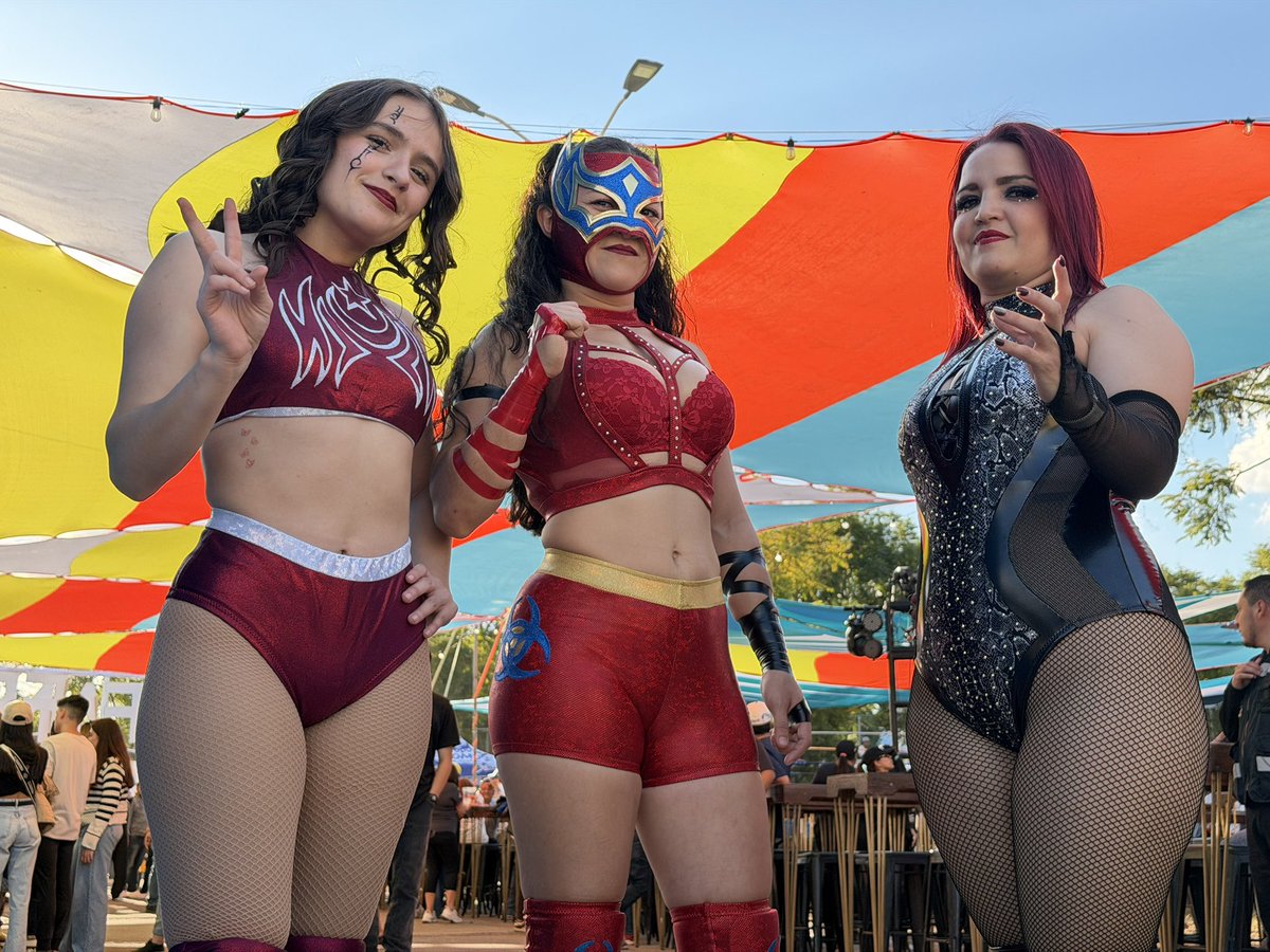Siluetacmll's tweet photo. 🔥Unas fotos de ayer en el “FAN FEST” de la @Seriecaribe en Guadalajara ⚾️

#CMLL #AmazonasCMLL https://t.co/oFjApEFirc
