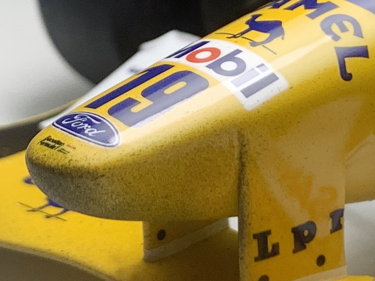 #名刺代わりのウェザリングあげてください
こすりまくってますが92年のシューマッハドライブのベネトンバナナノーズ。当時の特徴的な前車からのオイル汚れの付着。光沢F1マシンとウェザリングはなかなか難しくチャレンジです。