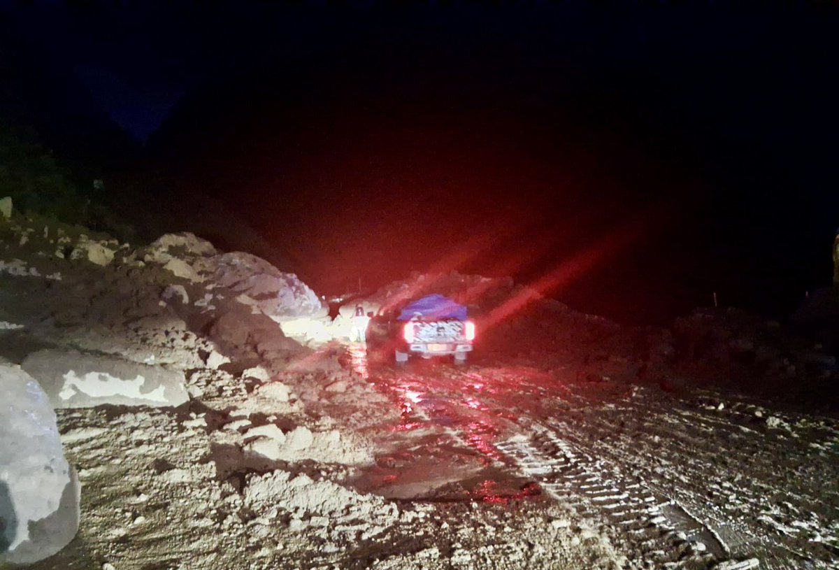 MTC_GobPeru's tweet photo. #Actualización 🚨 #MTCInforma | Gracias al trabajo inmediato desplegado desde el primer minuto, con el uso de maquinaria pesada para la remoción de lodo, se logró restablecer el tránsito vehicular en el km 145 del Tramo 2 de la Carretera Interoceánica Sur, sector Chili Chili, distrito de Marcapata, Cusco.

🚧 El pase de vehículos se realiza de manera restringida por un carril, mientras continúan las labores de monitoreo.