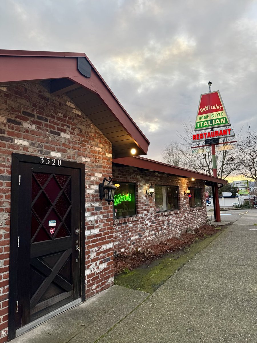 painter488's tweet image. Candlelight dinner at DeNicola’s. Portland’s best plates of Pasta for more than 40 years!