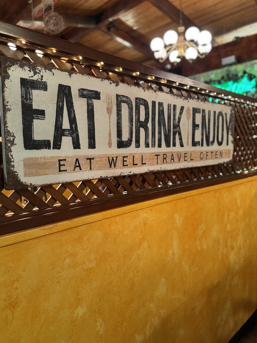 painter488's tweet image. Candlelight dinner at DeNicola’s. Portland’s best plates of Pasta for more than 40 years!