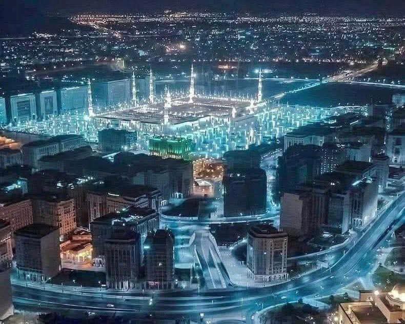 FarazWaha786's tweet photo. مدینہ منورہ میں مسجد نبوی ﷺ کا یہ فضا سے منظر دیکھ کر یوں محسوس ہو رہا ہے جیسے نگاہیں نہیں، روح مدینہ منورہ کی گلیوں میں داخل ہو گئی ہو۔ رات کی خاموشی میں جگمگاتا ہوا روضۂ رسول ﷺ  دل کو اپنے حصار میں لے رہا ہے اور ہر روشنی گویا درود و 
سلام بن کر فضا میں بکھر رہی ہو
#شب_برات https://t.co/7h2AOxgeFH
