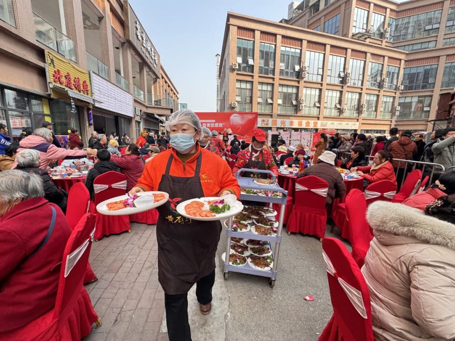 Sichuanplus's tweet image. Hot dishes served! 🍲 This Ba Ba Banquet runs on 20-yuan contributions, with extra costs covered by the neighborhood &amp;amp; kind businesses.❤️ #CommunityDining #CharityEvent