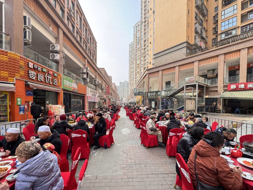 Sichuanplus's tweet image. Hot dishes served! 🍲 This Ba Ba Banquet runs on 20-yuan contributions, with extra costs covered by the neighborhood &amp;amp; kind businesses.❤️ #CommunityDining #CharityEvent