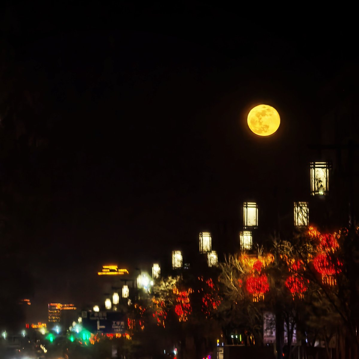 heiseliuding5's tweet photo. 小城已经有了年味，月是故乡明。🌙
#过年 #月亮 https://t.co/O0FwvMVYzg