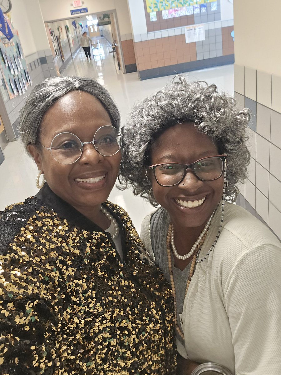 SeminaryHillsFW's tweet photo. 👵🏽👴🏽 Mrs. Brewer was hanging out with her old friends celebrating the 100th day of school!

We’re officially 100 days smarter and had the best time dressing up, laughing, and learning together. What a fun way to mark an important milestone at SHP! 💯📚 

#SHPisthePlacetoBEE https://t.co/kK4y8zGkPF