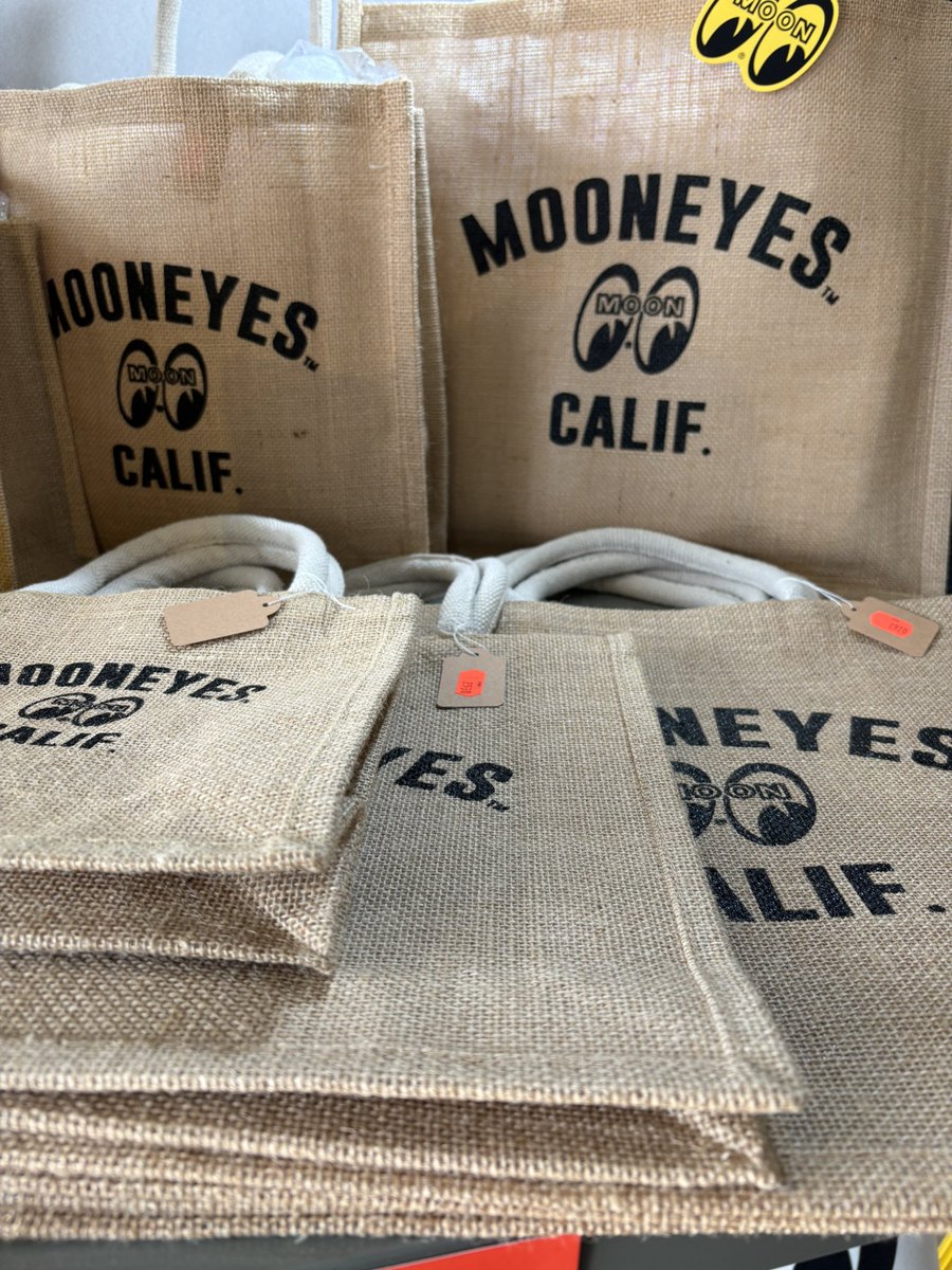おはようございます☀
mooneyes shop HyM acc
エイチワイエムです！

本日【2月4日】11am-19pmまでオープンしてます♪ご来店お待ちしています🙇

#エイチワイエム
#ムーンアイズ
#岡山県
#倉敷

使い勝手抜群！ジュート トートバッグ👜各サイズ在庫あります！
￥1,980/ea〜 季節ですねー