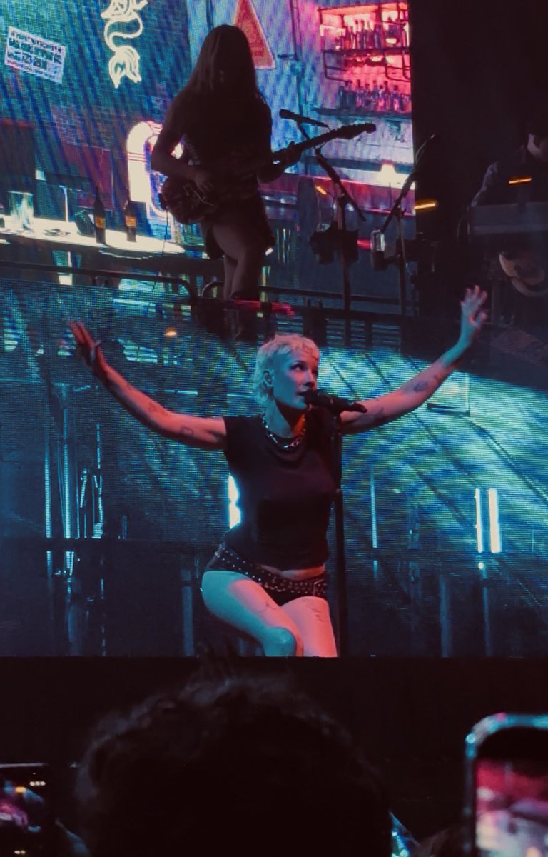BethMerry_'s tweet photo. More from Manchester because I’m still not over it @halsey https://t.co/hl78hJHHYI