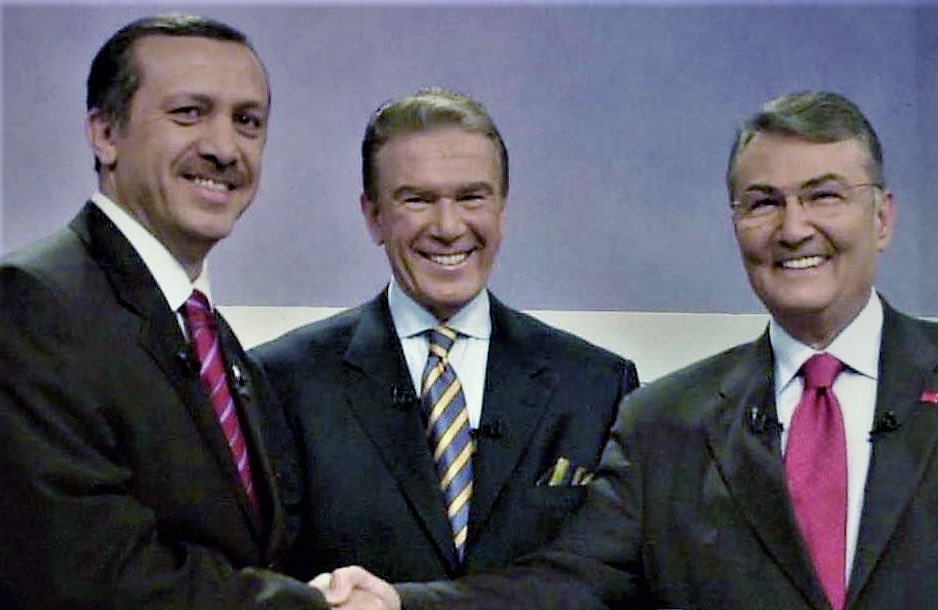 'Bence, kara yazgı, Türk ulusuna, belki de tarihinin en enteresan siyasi tuzağını hazırlıyor. Türkiye ilk kez siyasi islamın ciddi tehdidi altında. Gerçek yüzlerini, iktidara adım attıklarında göreceksiniz.' ✍️🏻

Bekir Coşkun
22 Ekim 2002