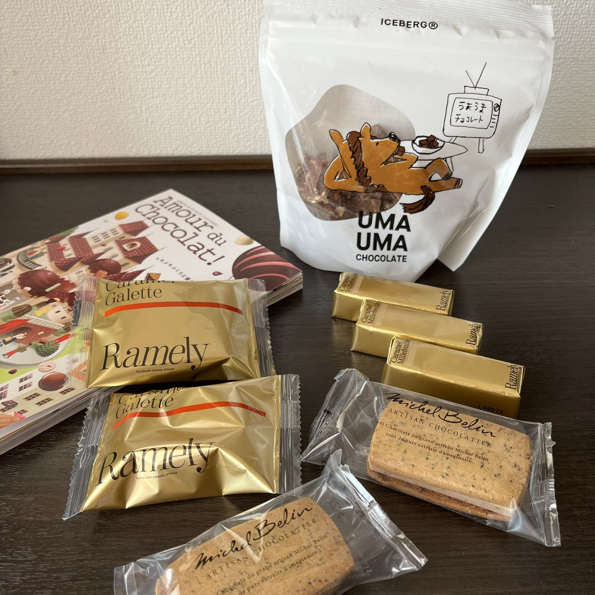 名古屋まで狩りに出かけた。大阪には出店のないブランドや名古屋限定の品などあって新鮮だ。岐阜の友だちも来てくれて楽しかった。東京で買ったクリオロのサブレをお土産に渡したら、今日の戦利品をお裾分けしてくれた。これは貰い過ぎでは。え、そんな、悪いよ‥と言いながら袋を広げてしまった。