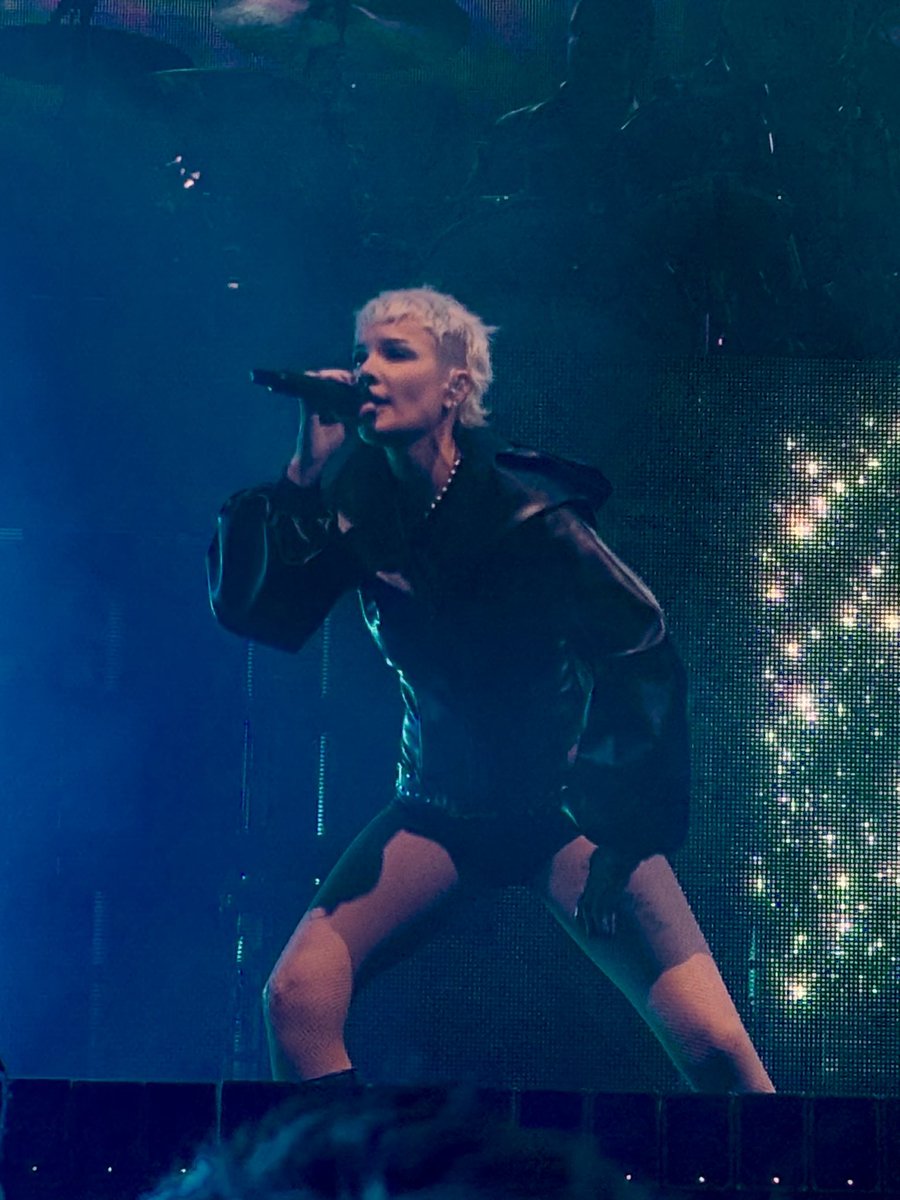 BethMerry_'s tweet photo. And more… 🖤 @halsey https://t.co/SmPDL8Deu8