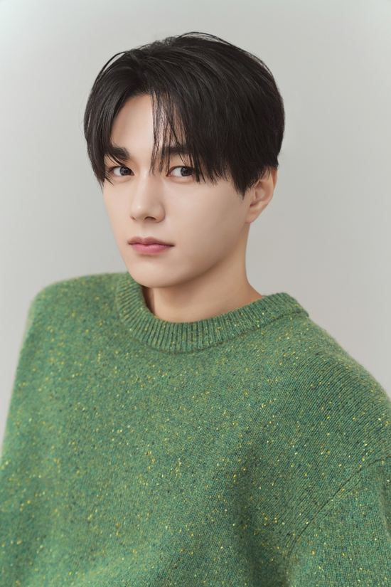 #KimMyungsoo is confirmed to star in new drama <Empathy Cells> about a woman who rejects empathy, and a man who is burdened by it. Kim will act as a psychological counselor whose life changes after an incident and reconnection with someone from the past.

Filming has started with