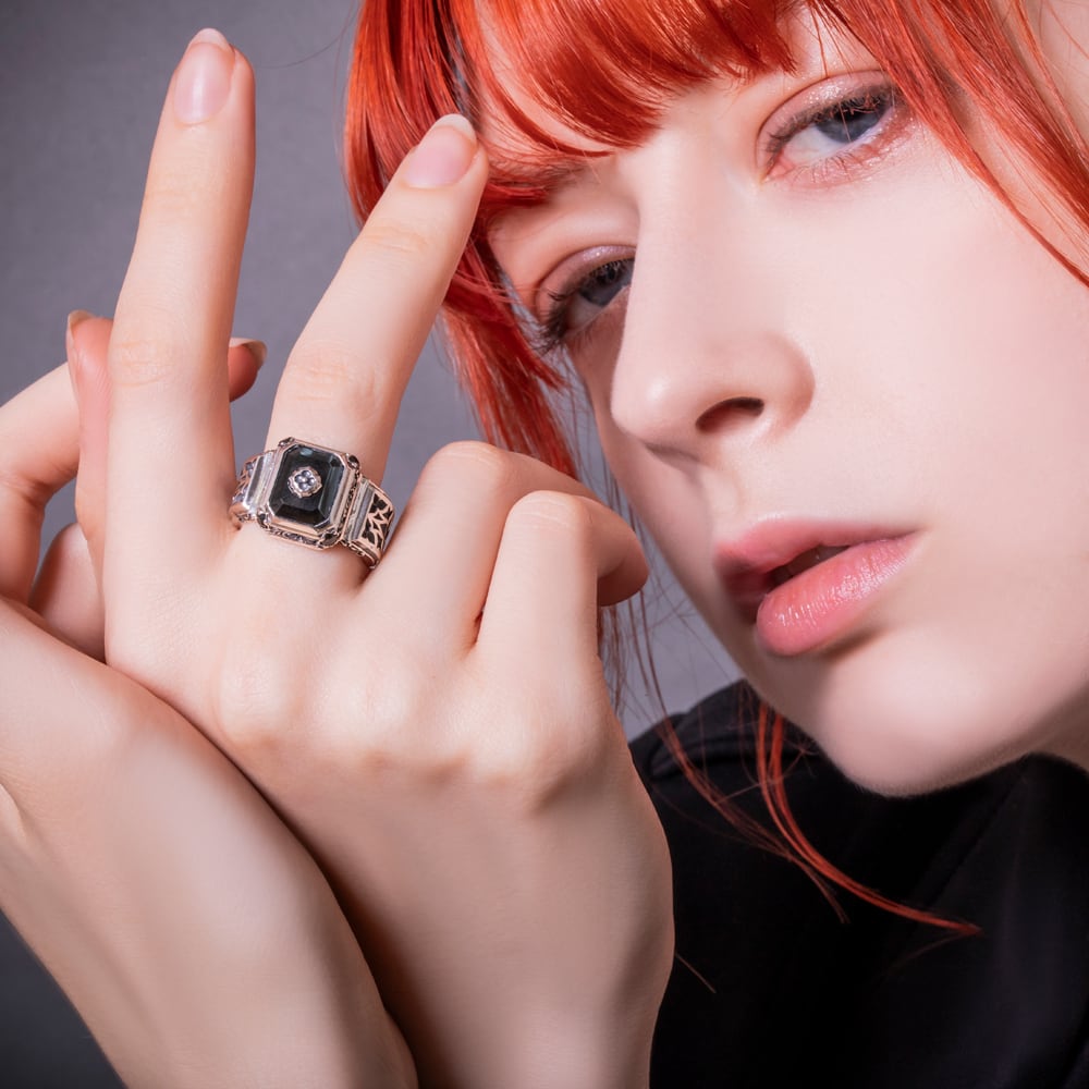 スクエアブルータイガーリング 唐草とトレサリー柄が施された銀と