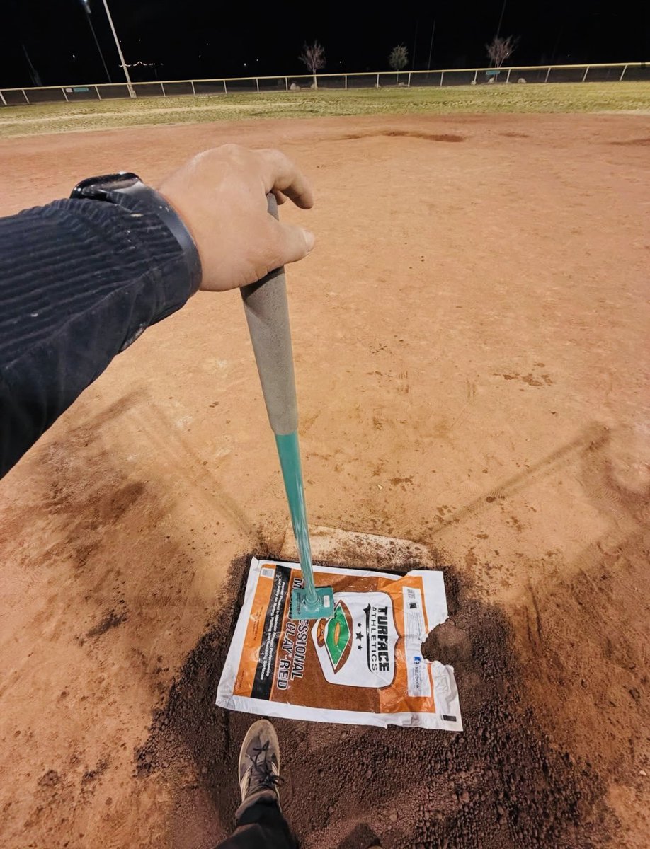 TurfaceC's tweet image. Spring prep is in full swing.
Tag us in your dirt work; we want to see it 😎

#Turface #DirtGottaloveit #groundscrew #springiscoming