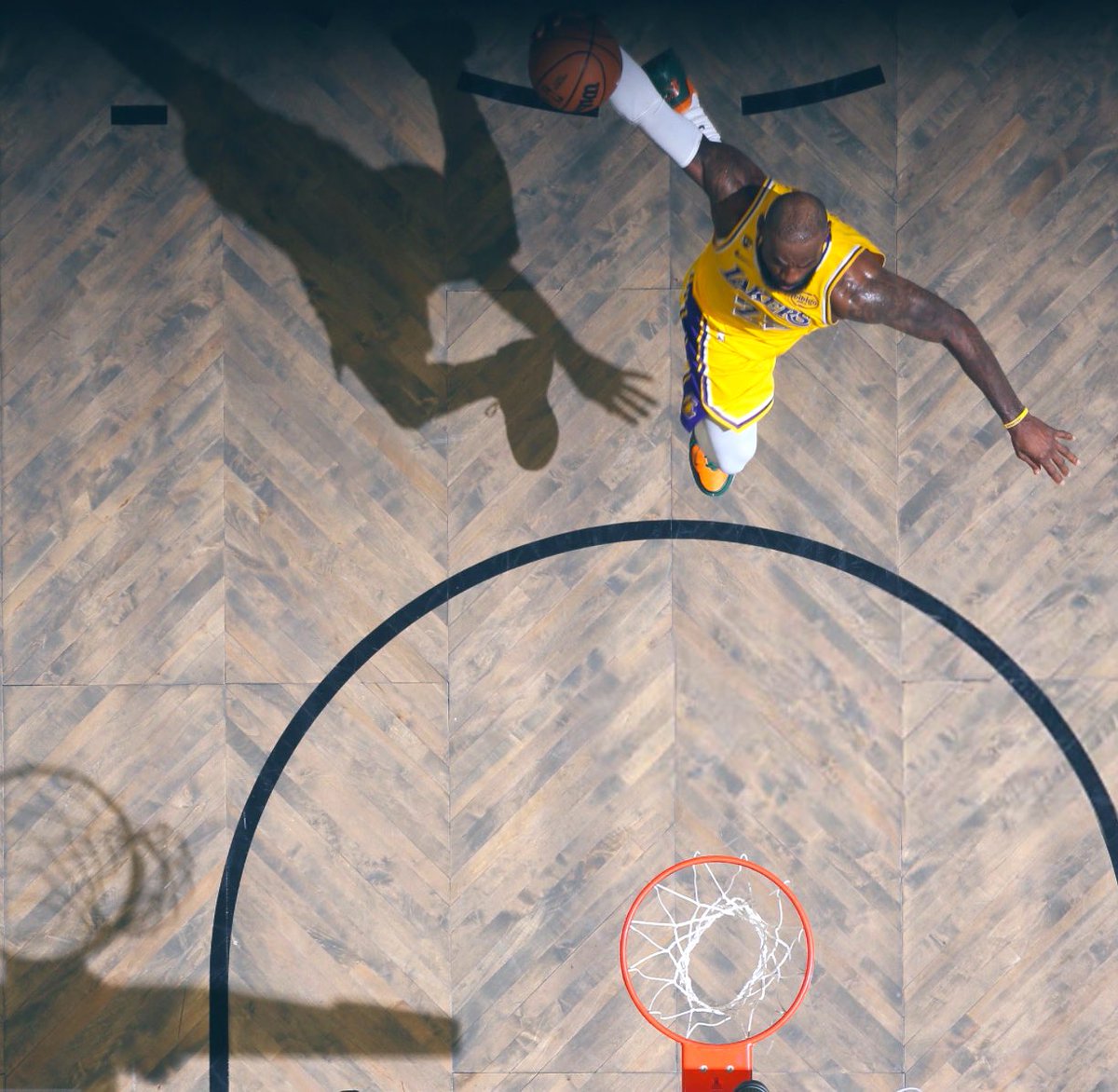 LakeShowYo's tweet image. THIS LEBRON PIC IS COLD 🥶

41 YEARS OLD STILL FLYING HIGH 👑