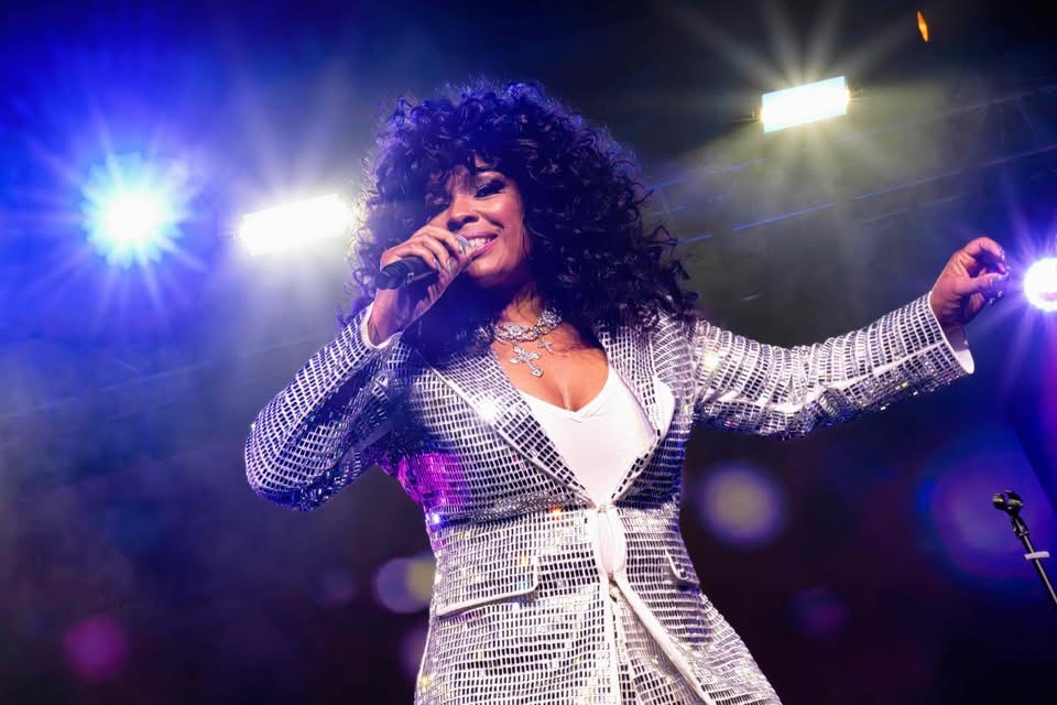 TheKingCenter's tweet image. Syleena Johnson is a SINGER who blesses our souls. Wow. Watch The King Center’s 2026 MLK, Jr. Beloved Community Awards RIGHT NOW on BET. #BelovedCommunityAwards #MLK #TheKingCenter #CelebrateBeLove