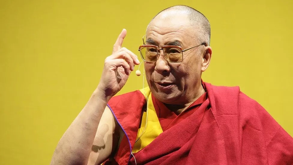 ❓ Dalai Lama'nın Epstein'ın evinde ne işi vardı?

📌 Epstein'ın davetli listesinde bir isim, fevkalade olağan dışı duruşuyla göze batıyordu: Dalai Lama

📌 Acaba Dalai Lama yahut onunla iltisaklı bir kuruluş, Epstein’den bir bağış mı almıştı?

📌 Epstein’ın, MIT’deki bir Budist