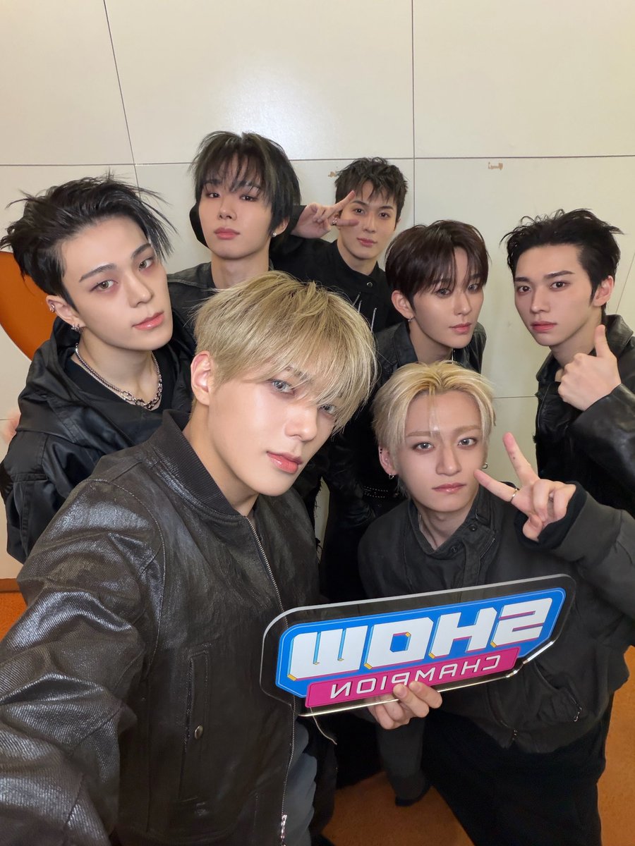 showchampion1's tweet photo. 오늘 #쇼챔피언 분위기 #ROCKTHENATION 🌏💥

모두를 홀린 #WHIB 의 Motion 🪩
무대를 보고 터져버린 Reaction 🫢
헤어나올 수 없는 #휘브 의 Attraction 🔥
숨길 수 없는 #쇼챔피언 의 Emotion ❤️ https://t.co/QI5bPYkiLV