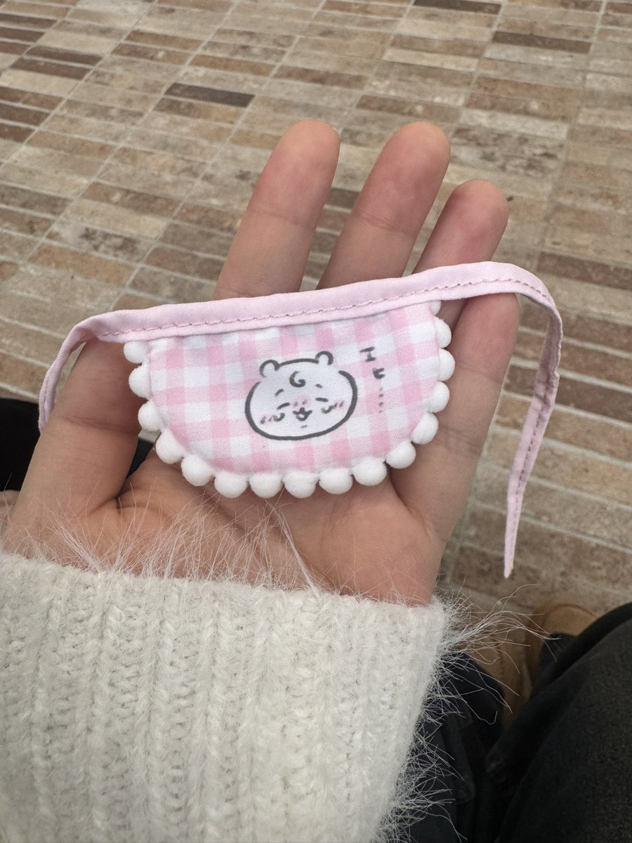sbasbbssbsb's tweet photo. 치이카와 턱받이, 캔뱃지 교환 구해요!!

턱받이
Me: 치이카와
You: 랏코

캔뱃지
Me: 모몽가
You: 랏코 

지금 더현대에서 바로 교환 가능합니다!!! https://t.co/thB50Tk43k