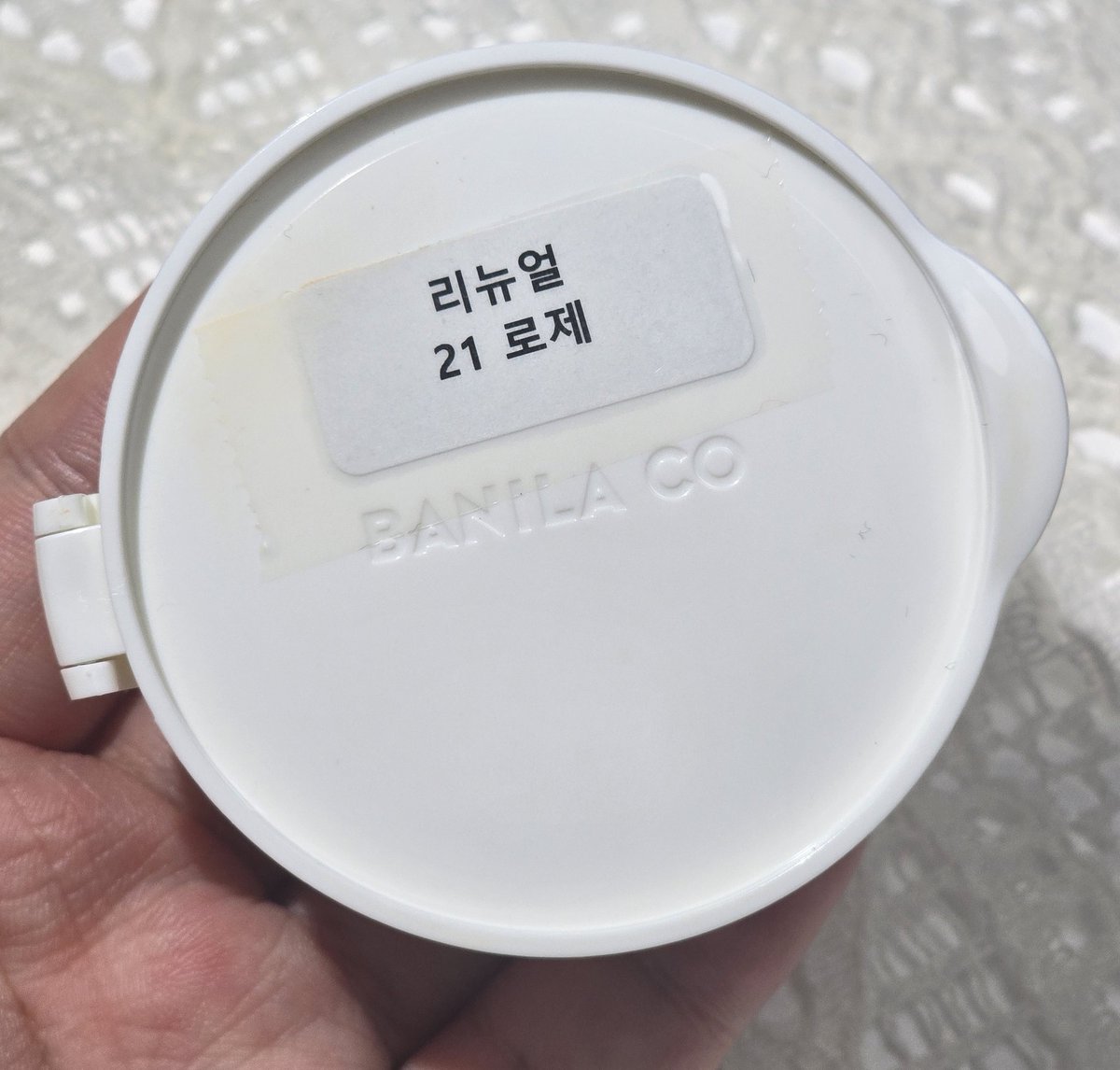 tiewis__su's tweet image. #협찬
이거 내가 10월에 테스트? 품평? 하여튼 해본거랑 똑같이 나오는거면
제 기준 기존보다 좋았음
일단 특유의 텁텁한 표현 아니고 얇고 고르게 올라감
커버력이랑 이런건 또 그대로에 좀 더 바를때 촉촉한 느낌..? 기존보다 얇은 느낌남 피부편하고