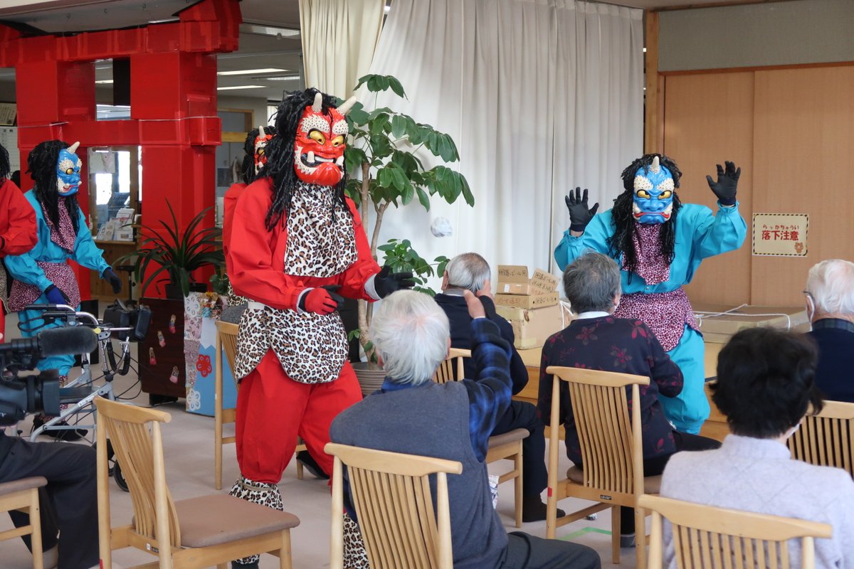 mshakyo's tweet photo. 【ひまわり荘・ハッピー　節分】
 ドンドンドン！！！
太鼓の音と共に鬼がひまわり荘へやってきました💨
ご利用者様達はお手玉や手作りの新聞紙の球を
ぶつけて鬼退治🤾🏻🤾🏻‍♀️
福の神さんとのほっこりお話しタイムもありました🍵
上新井地区公民館の皆さんありがとうございました🕊️
#松川町 
#松川町社協 https://t.co/e4uJ6MN7EE