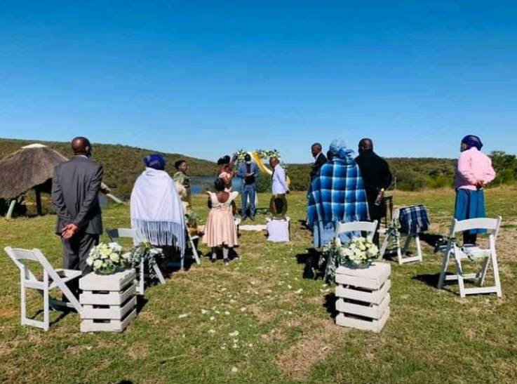 EMKEM_Mike's tweet photo. Have these number of people for a wedding and tie and knot with your love with no debts >>> ❤️❤️ https://t.co/5hnNb5GIJs