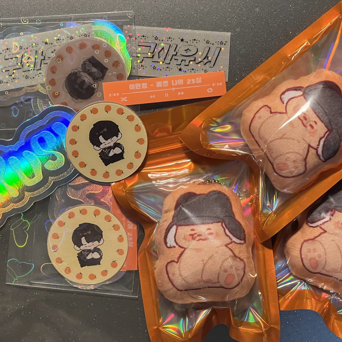 hi_jaa's tweet photo. PLS RT

🍊🐻🍊🐻
Gumayusi's Birthday Giveaway
from @hi_jaa &amp; @mrskspotato 

Stickers + Circle Lenticular Card 20 sets
Pillow Keyring 10 ea.

❣️ Nom Nom BKK
✨ 7 February 2026

เจอกันที่คาเฟ่นะคะ🙇🏻‍♀️
#stillwithgumayusi https://t.co/MBiygn9c0f