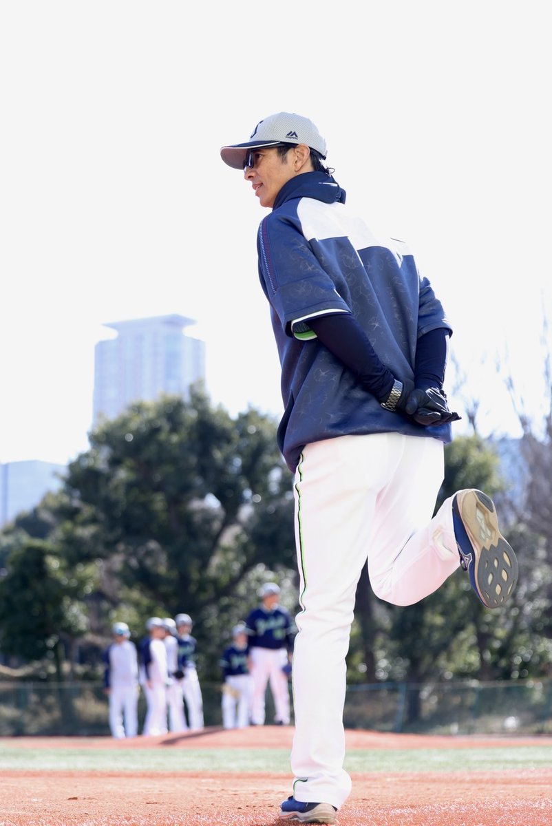 神宮外苑キャンプ⚾ 走る若燕、その先に ＃城石憲之 二軍監督。 絵に