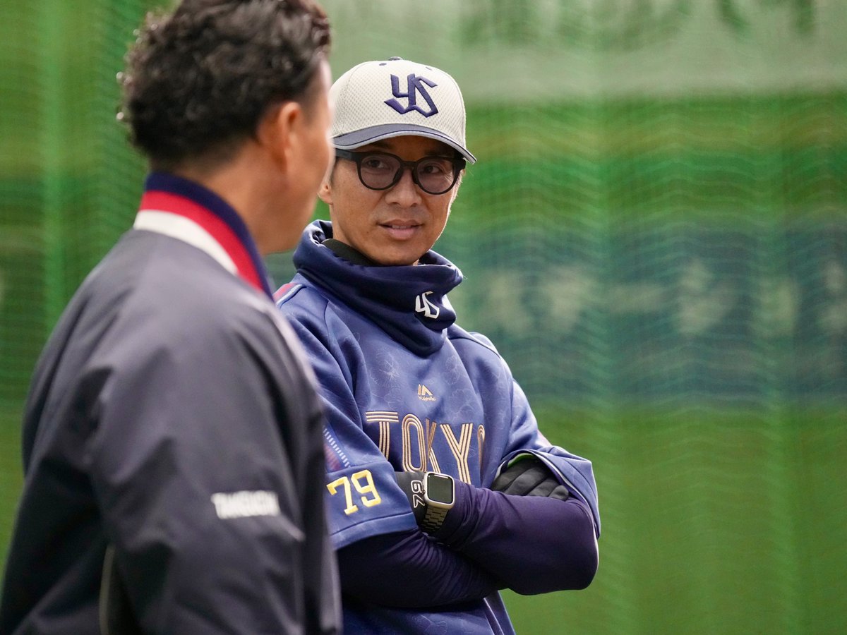 神宮外苑キャンプ⚾ 走る若燕、その先に ＃城石憲之 二軍監督。 絵に
