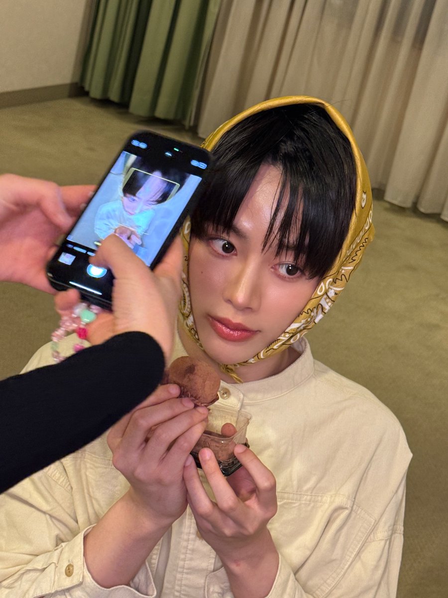 TPST_twt's tweet image. [#한빈] 두바이 쫀득 쿠키 먹을 사람? 🙋‍♂️