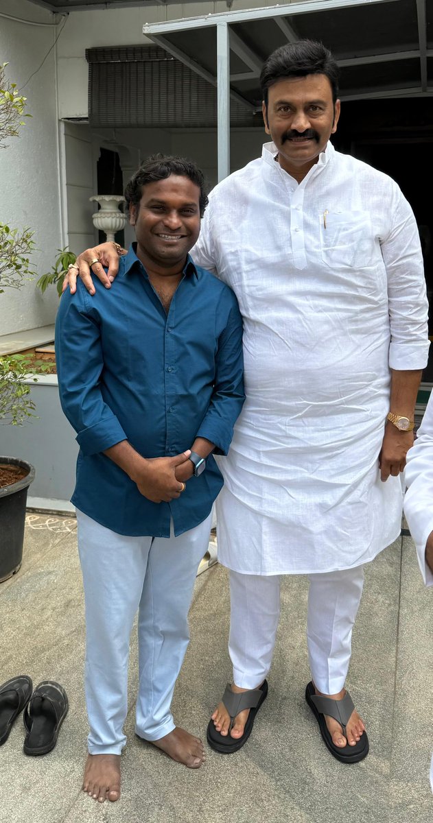 గురువుగారు బ్రహ్మానందం గారు పుట్టినరోజు నాడు అభినందనలు తెలియజేయడానికి వచ్చిన ఆంధ్ర ప్రదేశ్ డిప్యూటీ స్పీకర్ రఘురామకృష్ణ రాజు గారిని కలిసినప్పుడు ప్రేమ పూర్వకంగా పలకరించి ఇచ్చిన ఆ పెద్ద మనసుతో తీసుకునే చిత్రం..#ap #rahuramakrishnamraju @raghuramakrishnaraju