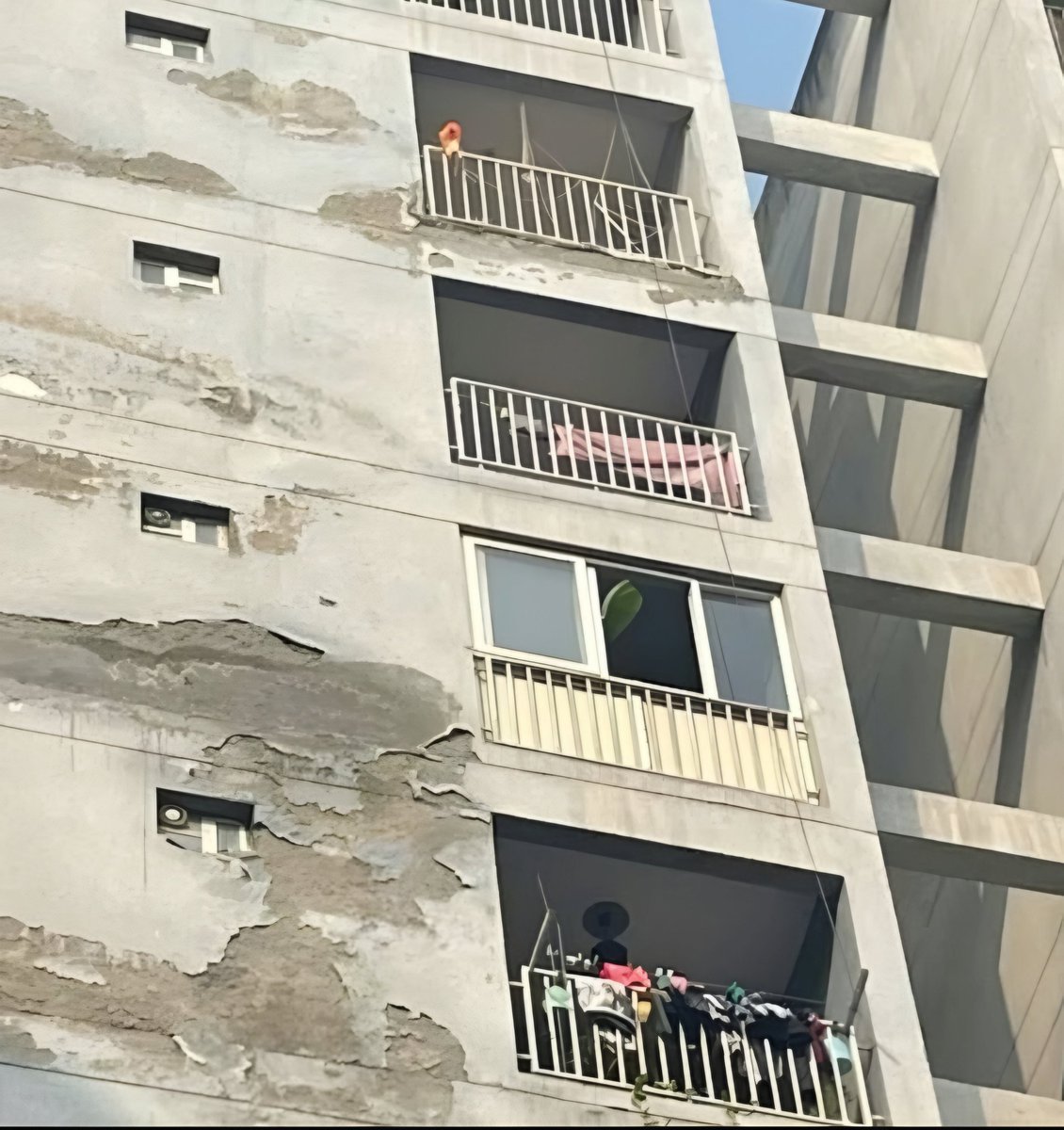 gemsofbabus_'s tweet photo. 🚨 Ghaziabad | A chilling, real-world warning for parents and policymakers:

>3 sisters (12, 14, 16) jumped to death from the 9th floor at 2 AM.

>Police recovered an 8-page suicide note detailing their mobile usage and gaming activities.

>The note said: “Papa, sorry. Korea is our life. Korea is our biggest love. We cannot give it up.”

>Allegedly linked to an online Korean task based game that involved self harm challenges.

>Addiction reportedly began during COVID lockdown. Unchecked screen time became routine.

>Gradually, school attendance stopped. Social life collapsed. Reality was replaced.

>The sisters did everything together. Bathing, eating, living, allegedly as part of the game’s “RULES.”

>They adopted Korean names and rejected their real identities.

>Phones didn’t just distract them, they reprogrammed them.

Parents:
• Smartphones are not toys.
• Unlimited access is not freedom.
• Supervision is not optional.

A phone in a child’s hand without boundaries can be as dangerous as a loaded weapon.