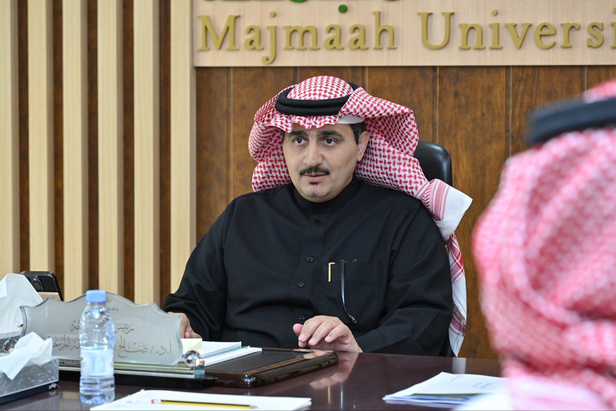 umajmaah's tweet image. رئيس #جامعة_المجمعة أ.د. صالح بن عبدالله المزعل يعقد اجتماعًا بحضور وكيل الجامعة للتنمية والاستثمار مع قيادات معهد الدراسات والخدمات الاستشارية ، جرى خلاله استعراض منجزات المعهد لعام 2025، ومناقشة واعتماد الخطة الإستراتيجية للمعهد للعام 2026 .