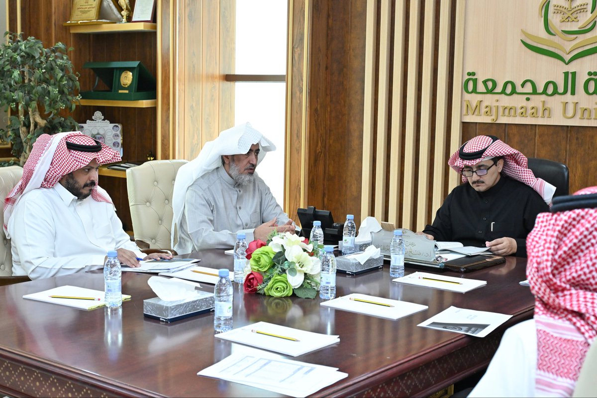umajmaah's tweet image. رئيس #جامعة_المجمعة أ.د. صالح بن عبدالله المزعل يعقد اجتماعًا بحضور وكيل الجامعة للتنمية والاستثمار مع قيادات معهد الدراسات والخدمات الاستشارية ، جرى خلاله استعراض منجزات المعهد لعام 2025، ومناقشة واعتماد الخطة الإستراتيجية للمعهد للعام 2026 .