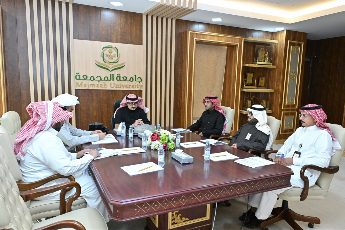 umajmaah's tweet image. رئيس #جامعة_المجمعة أ.د. صالح بن عبدالله المزعل يعقد اجتماعًا بحضور وكيل الجامعة للتنمية والاستثمار مع قيادات معهد الدراسات والخدمات الاستشارية ، جرى خلاله استعراض منجزات المعهد لعام 2025، ومناقشة واعتماد الخطة الإستراتيجية للمعهد للعام 2026 .