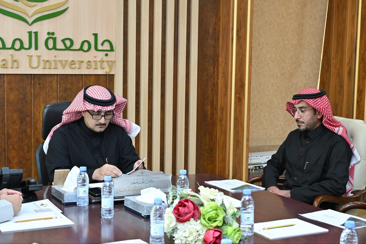 umajmaah's tweet image. رئيس #جامعة_المجمعة أ.د. صالح بن عبدالله المزعل يعقد اجتماعًا بحضور وكيل الجامعة للتنمية والاستثمار مع قيادات معهد الدراسات والخدمات الاستشارية ، جرى خلاله استعراض منجزات المعهد لعام 2025، ومناقشة واعتماد الخطة الإستراتيجية للمعهد للعام 2026 .
